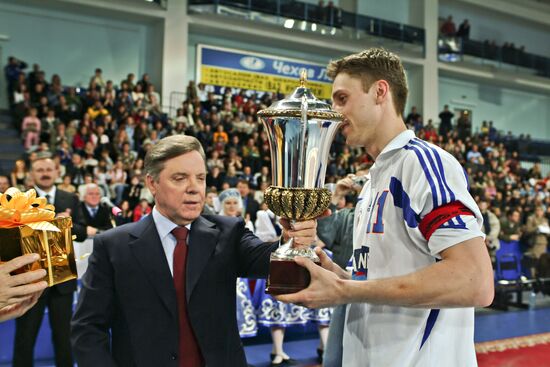 Boris Gromov awards men's handball team from Chekhov