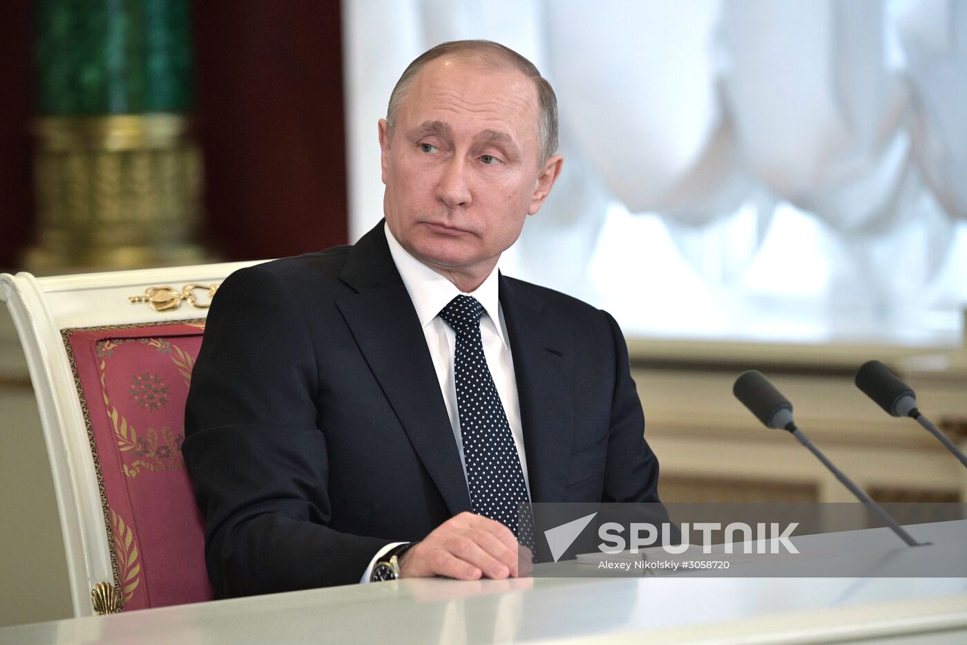 Vladimir Putin meets with Iranian President Hassan Rouhani