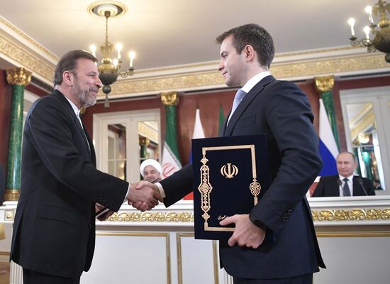 Vladimir Putin meets with Iranian President Hassan Rouhani