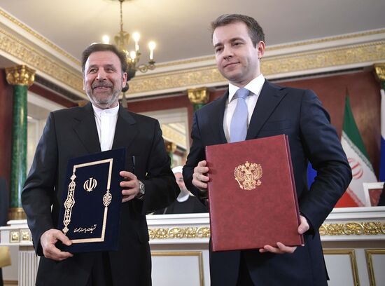 Vladimir Putin meets with Iranian President Hassan Rouhani