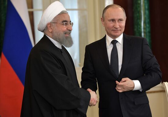 Vladimir Putin meets with Iranian President Hassan Rouhani