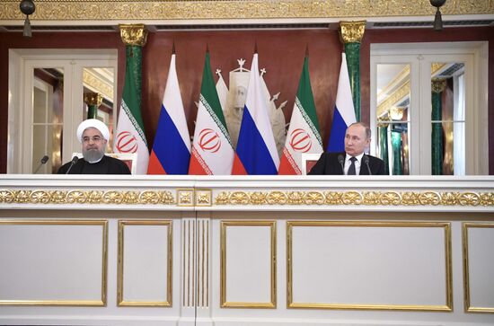 Vladimir Putin meets with Iranian President Hassan Rouhani
