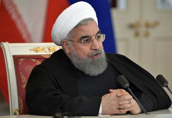 Vladimir Putin meets with Iranian President Hassan Rouhani