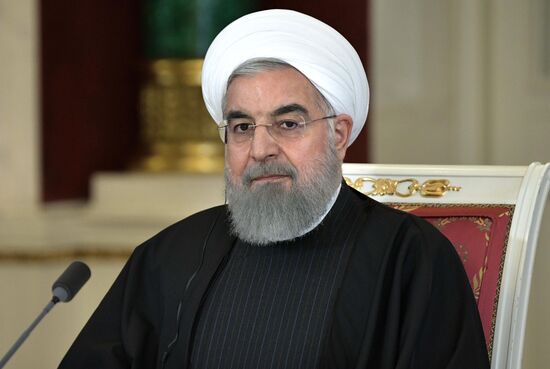 Vladimir Putin meets with Iranian President Hassan Rouhani