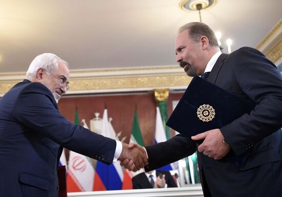 Vladimir Putin meets with Iranian President Hassan Rouhani