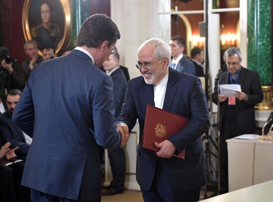 Vladimir Putin meets with Iranian President Hassan Rouhani