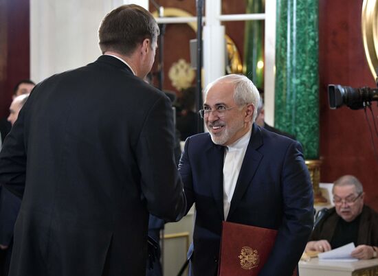 Vladimir Putin meets with Iranian President Hassan Rouhani