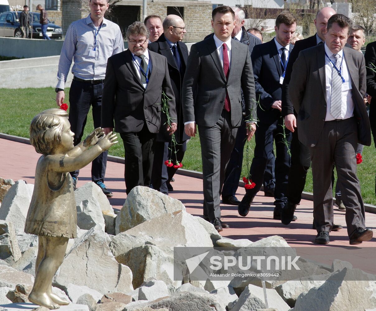 German delegation of politicians and business people arrives in Crimea