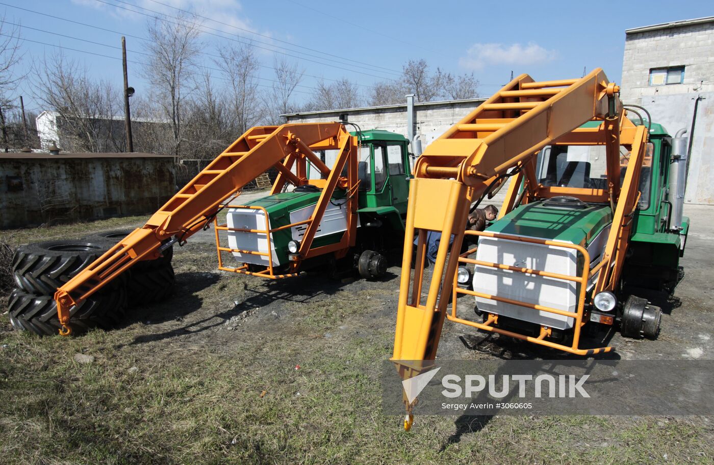 Russia's humanitarian aid convoy arrives in Donetsk