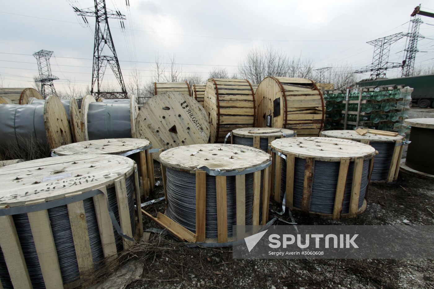 Russia's humanitarian aid convoy arrives in Donetsk