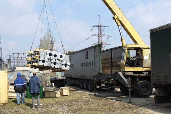 Russia's humanitarian aid convoy arrives in Donetsk