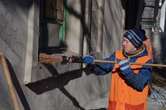 Aftermath of night-time attack on Yasinovataya in Donbass