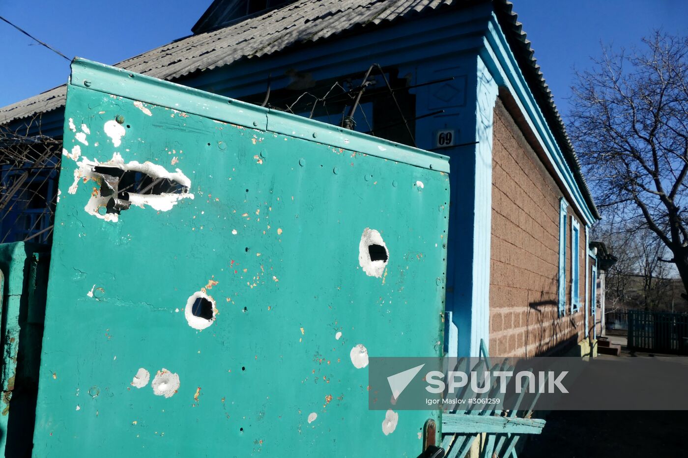 Aftermath of night-time attack on Yasinovataya in Donbass