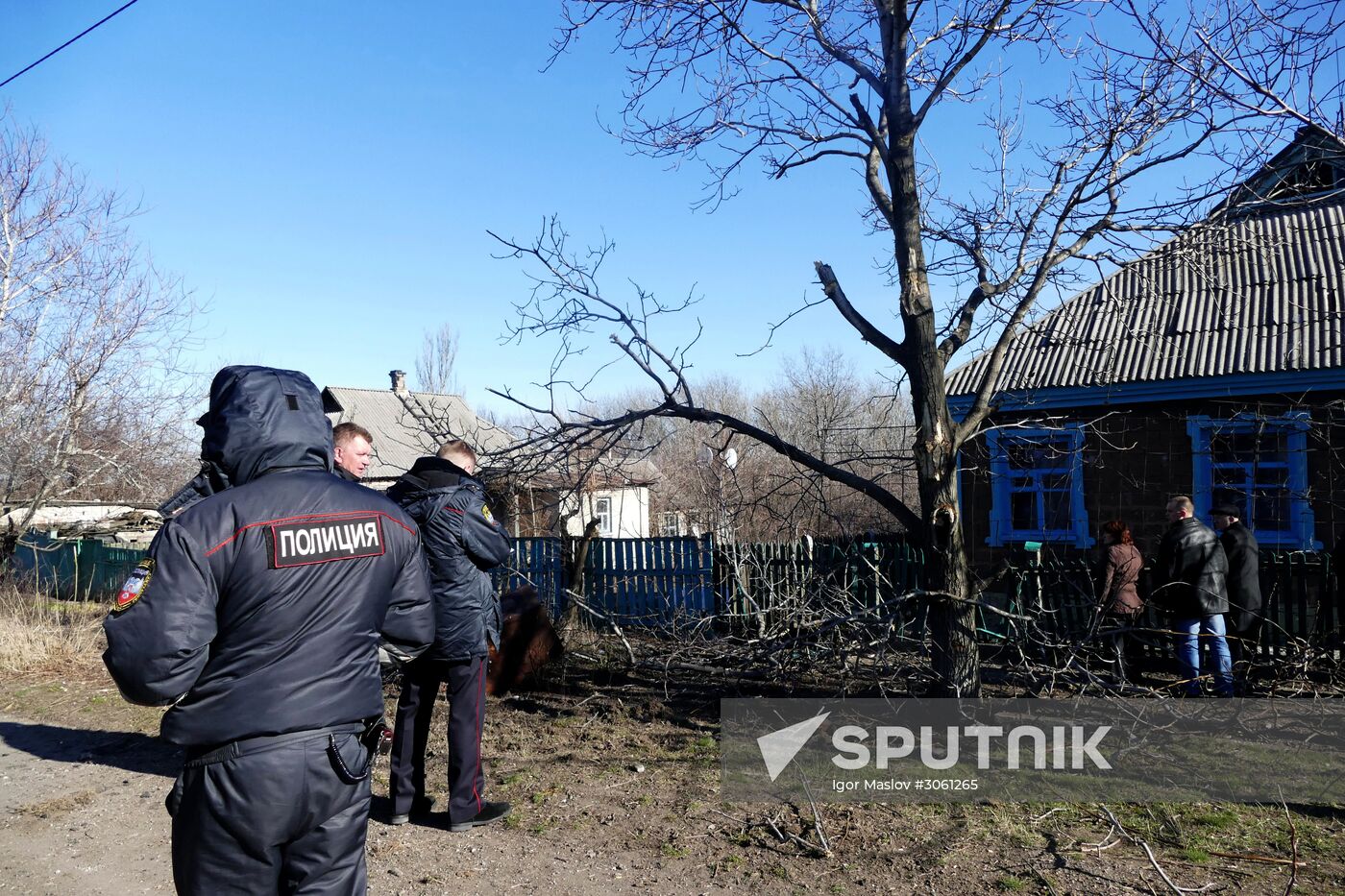 Aftermath of night-time attack on Yasinovataya in Donbass