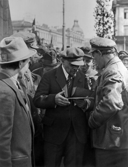 Vladimir Lenin during laying of monument to Karl Marx
