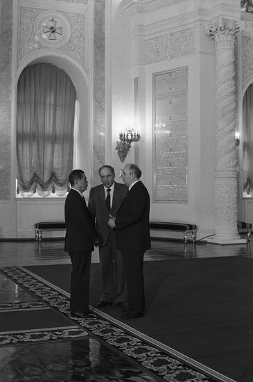 Nguyen Van Linh visits USSR