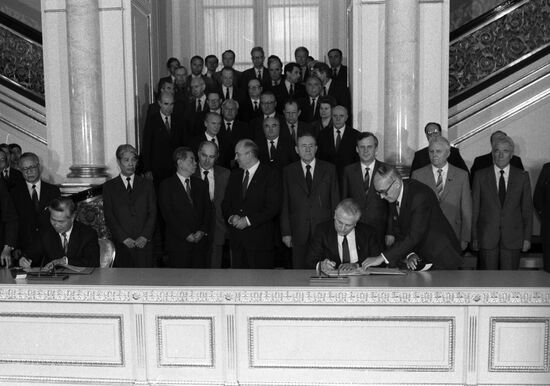 Nguyen Van Linh visits USSR