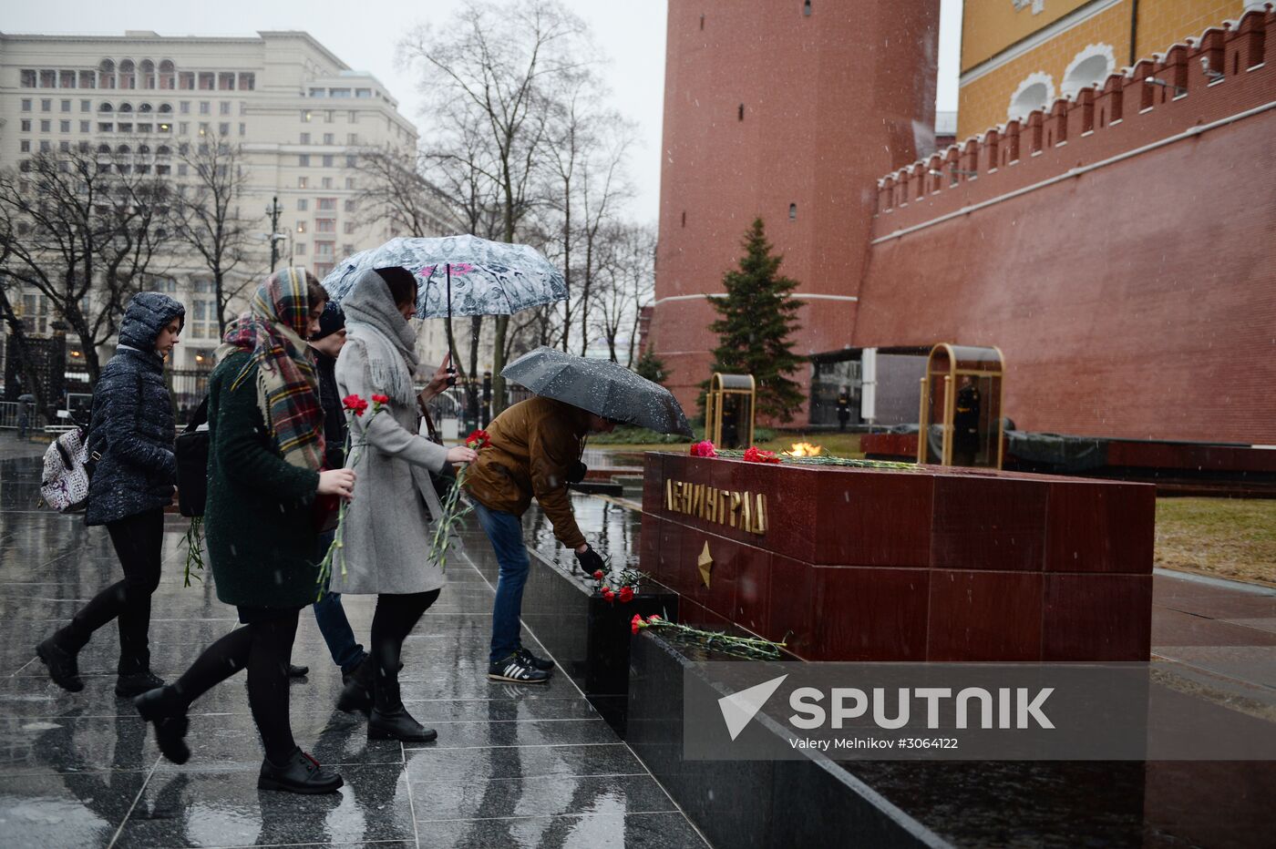 Moscow residents lay flowers at the "Leningrad" stela on the Hero Cities Alley in memory of the victims of the explosion in the St. Petersburg metro. Location: Russia, Moscow. Author: Valery Melnikov/Sputnik. Flowers in memory of St. Petersburg metro blast victims