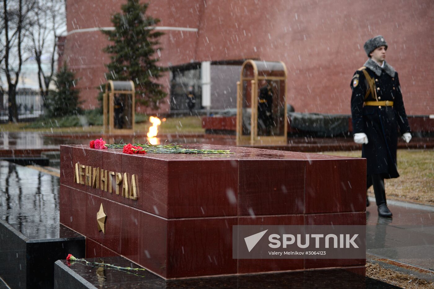 The "Leningrad" stela on the Hero Cities Alley in memory of the victims of the explosion in the St. Petersburg metro. Location: Russia, Moscow. Author: Valery Melnikov/Sputnik. Flowers in memory of St. Petersburg metro blast victims