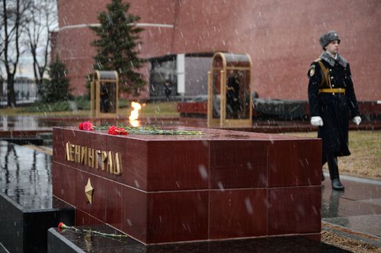 Flowers in memory of St. Petersburg metro blast victims