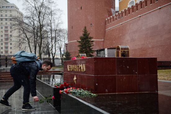 Flowers in memory of St. Petersburg metro blast victims