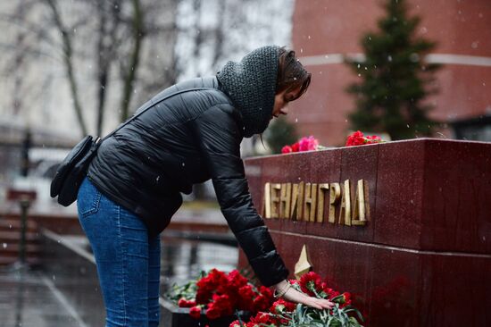 Flowers in memory of St. Petersburg metro blast victims