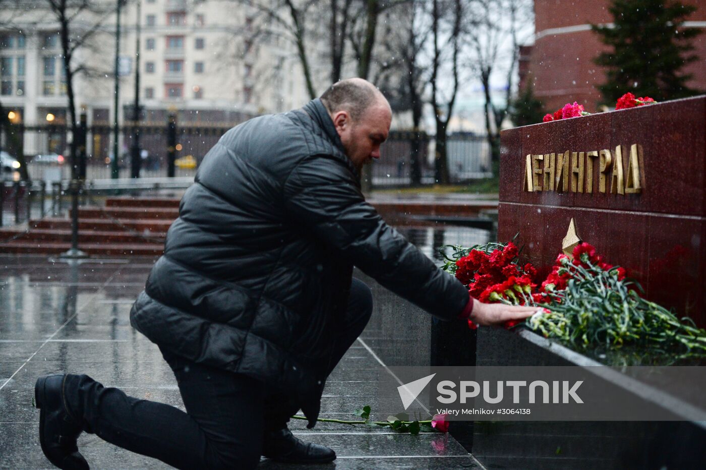 A man lays flowers at the "Leningrad" stela on the Hero Cities Alley in memory of the victims of the explosion in the St. Petersburg metro. Location: Russia, Moscow. Author: Valery Melnikov/Sputnik. Flowers in memory of St. Petersburg metro blast victims