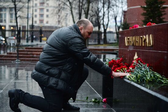 Flowers in memory of St. Petersburg metro blast victims