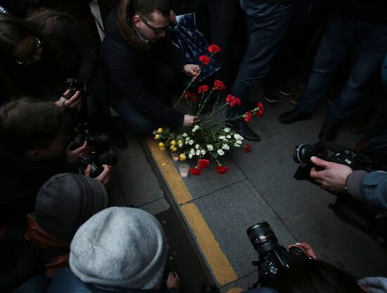 Flowers in memory of St. Petersburg metro blast victims