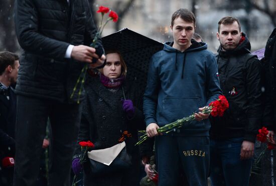 Flowers in memory of St. Petersburg metro blast victims
