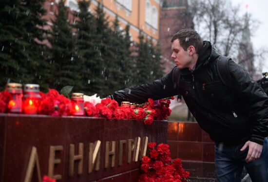 Flowers in memory of St. Petersburg metro blast victims