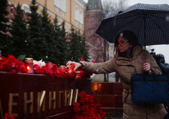Flowers in memory of St. Petersburg metro blast victims
