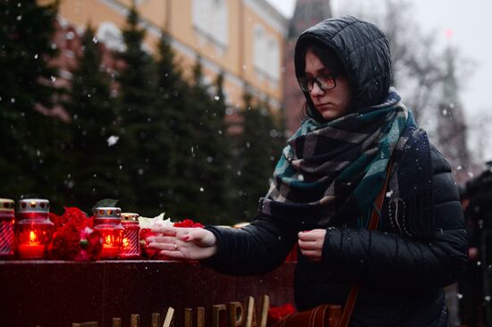 Flowers in memory of St. Petersburg metro blast victims