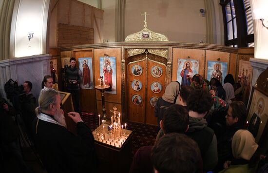 Memorial service in memory of deceased in St. Petersburg metro blast at Leningradsky railway station