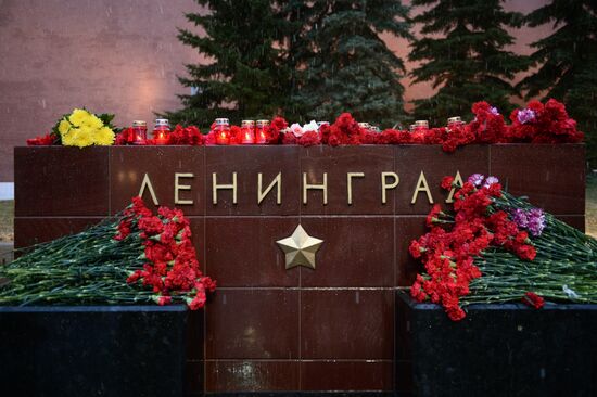Flowers in memory of St. Petersburg metro blast victims