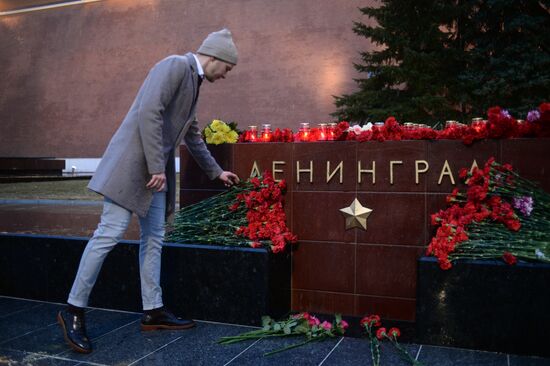 Flowers in memory of St. Petersburg metro blast victims