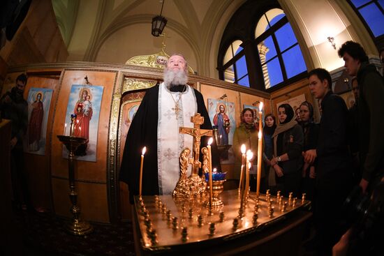 Memorial service in memory of deceased in St. Petersburg metro blast at Leningradsky railway station