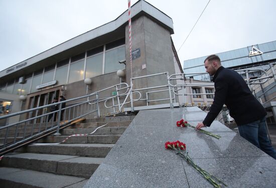 Flowers in memory of St. Petersburg metro blast victims