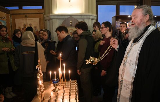 Memorial service in memory of deceased in St. Petersburg metro blast at Leningradsky railway station