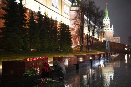 Flowers in memory of St. Petersburg metro blast victims
