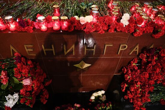 Flowers in memory of St. Petersburg metro blast victims