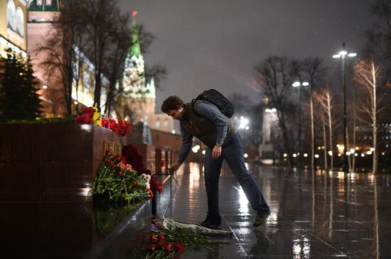 Flowers in memory of St. Petersburg metro blast victims