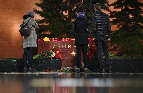 Flowers in memory of St. Petersburg metro blast victims