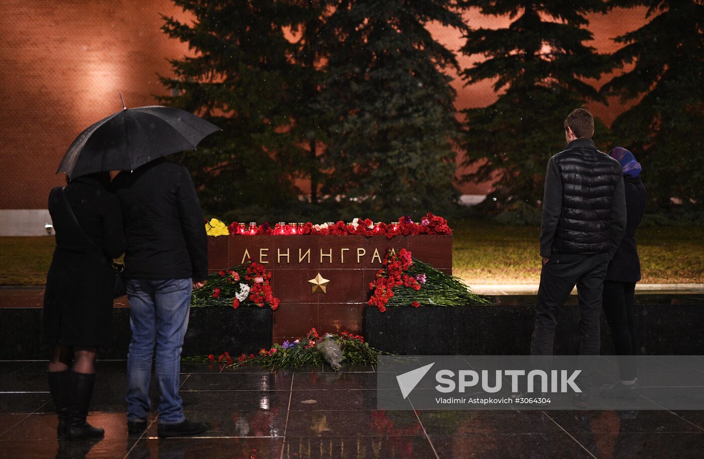 Young people lay flowers at the "Leningrad" memorial on the Hero Cities Alley in Moscow in memory of the victims of the explosion in the St. Petersburg metro. Location: Russia, Moscow. Author: Vladimir Astapkovich/Sputnik. Flowers in memory of St. Petersburg metro blast victims