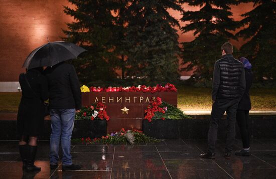 Flowers in memory of St. Petersburg metro blast victims