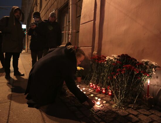 Flowers in memory of St. Petersburg metro blast victims