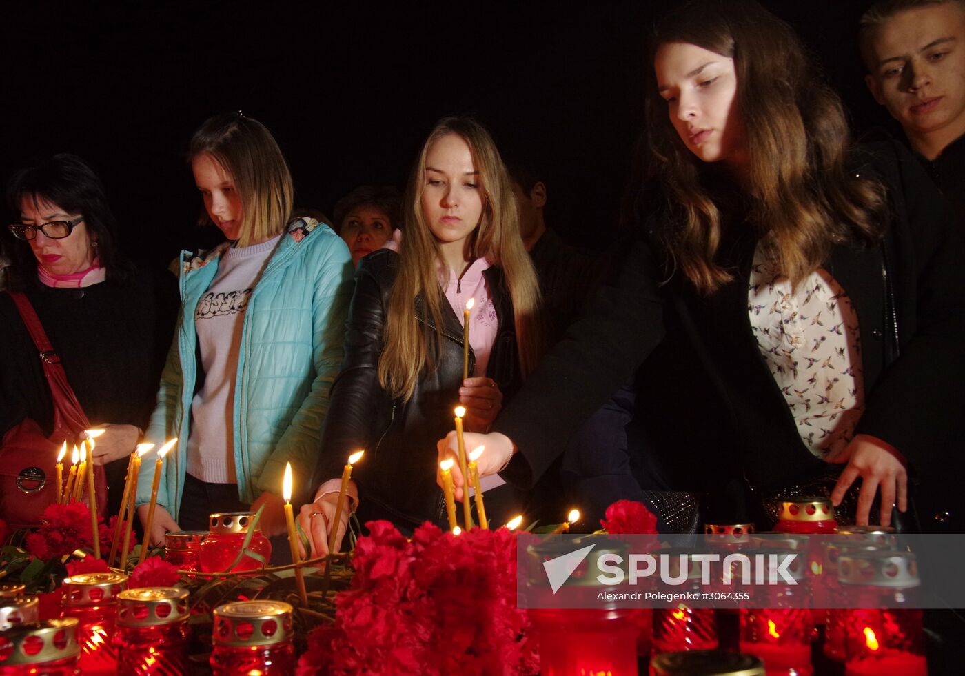 Participants in a campaign in memory of the St. Petersburg metro blast victims on the Lenin Square in Simferopol. Location: Russia, Republic of Crimea, Simferopol. Author: Alexandr Polegenko/Sputnik. Flowers in memory of St. Petersburg metro blast victims