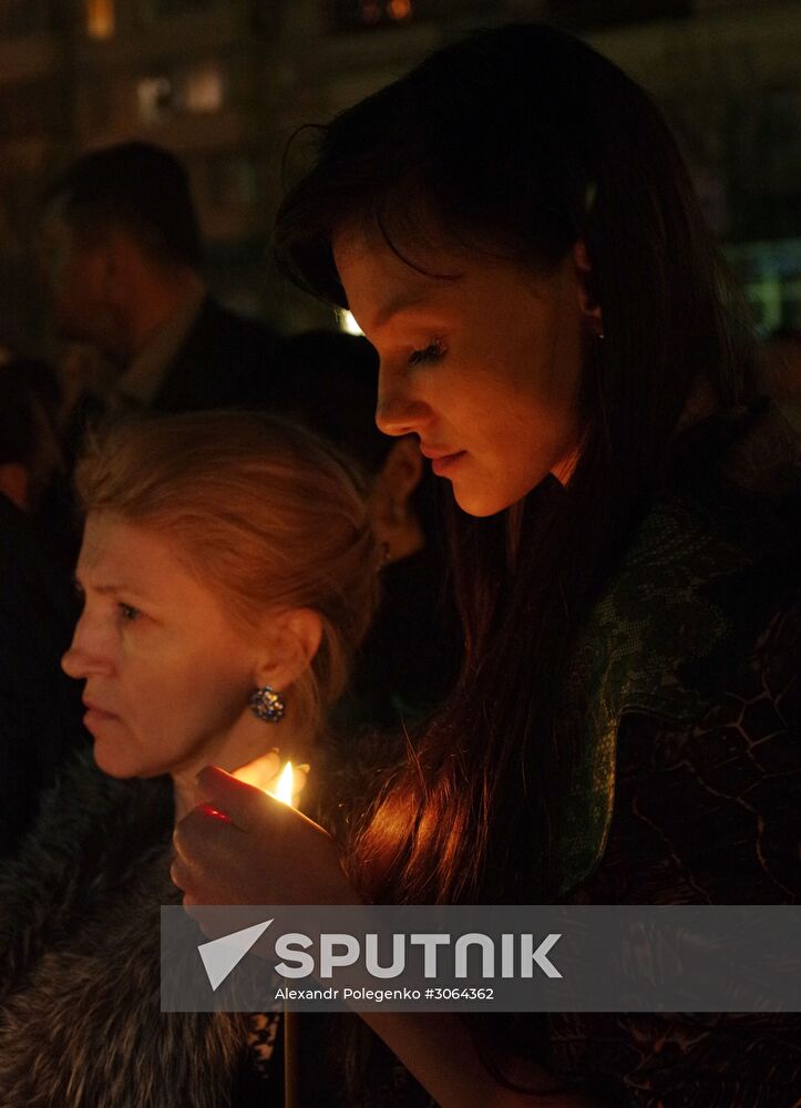 A participant a campaign in memory of the St. Petersburg metro blast victims on the Lenin Square in Simferopol. Location: Russia, Republic of Crimea, Simferopol. Author: Alexandr Polegenko/Sputnik. Flowers in memory of St. Petersburg metro blast victims