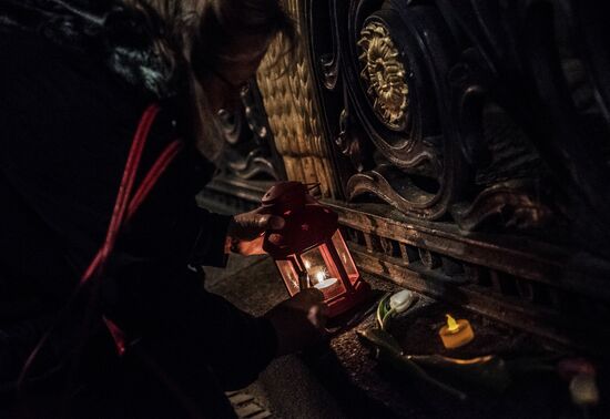 Flowers laid at Russian Embassies in memory of St. Petersburg metro blast victims