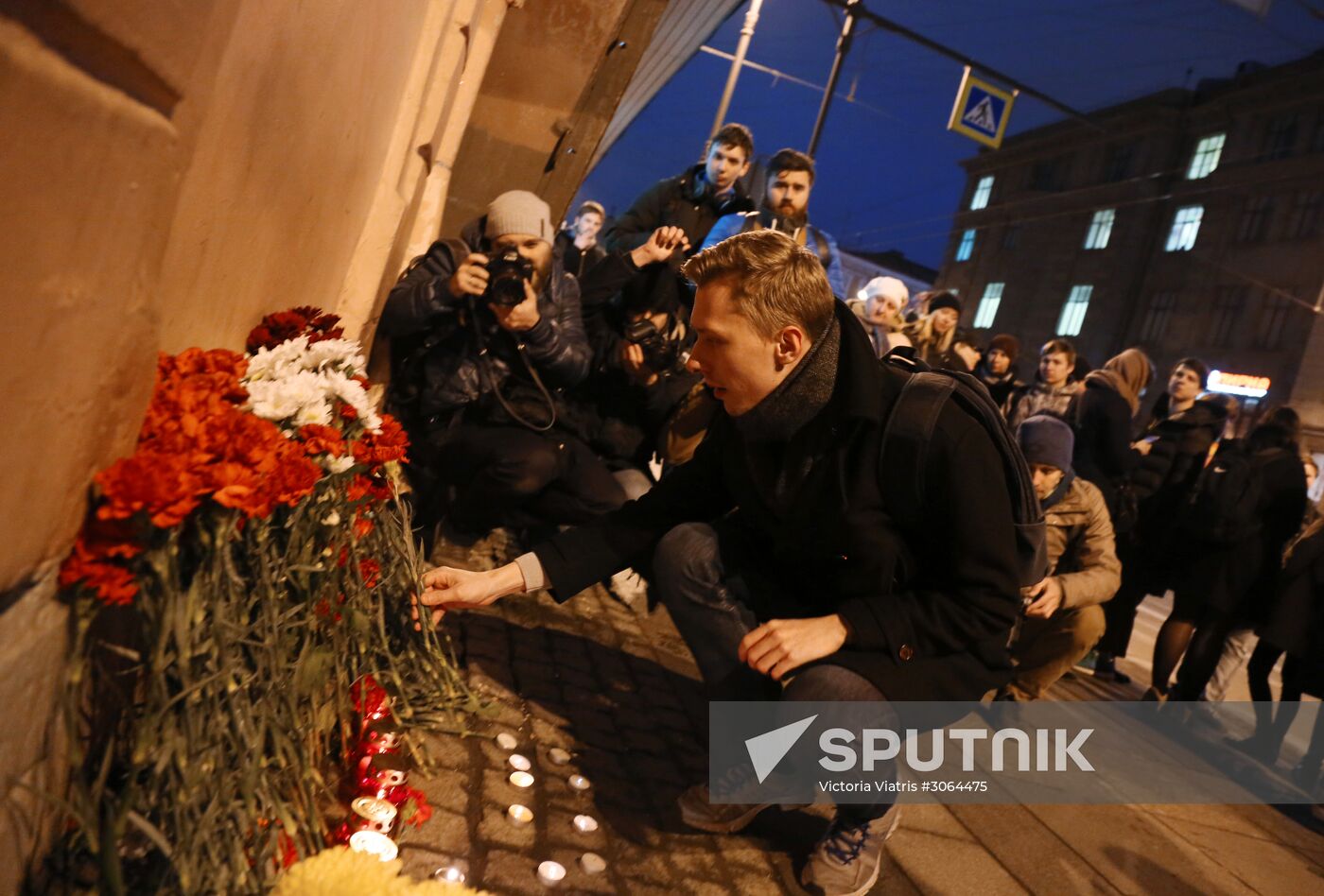 Flowers laid in memory of St. Petersburg metro blast victims